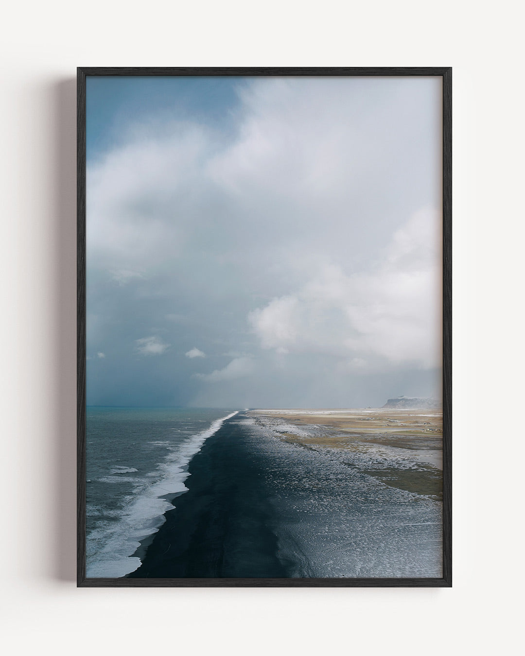 Kustlandschap poster – portret wanddecoratie – een kustlijn met een lucht en golven die het strand raken. De kleuren zijn