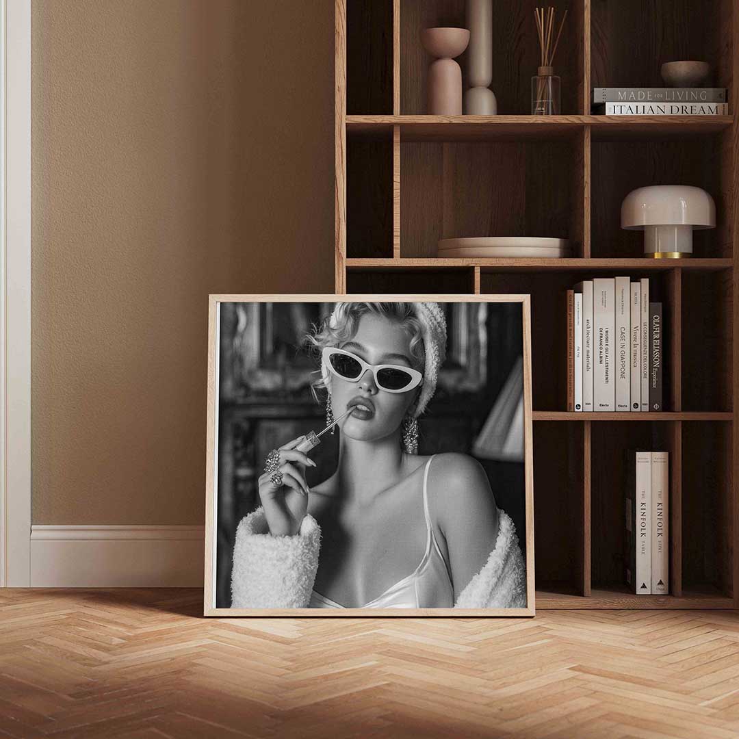 Vrouw met zonnebril – kleurrijke Pop Art poster in vierkant formaat