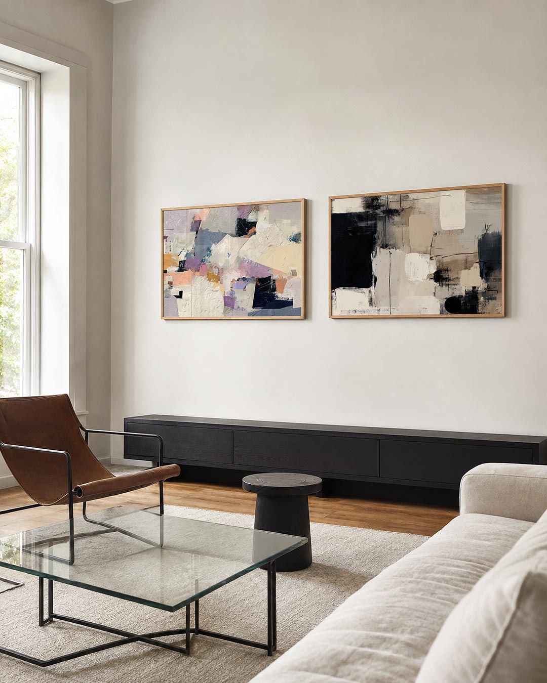 Tweedelige posterset met overlappende kleurvlakken en vormen, getoond in een interieur