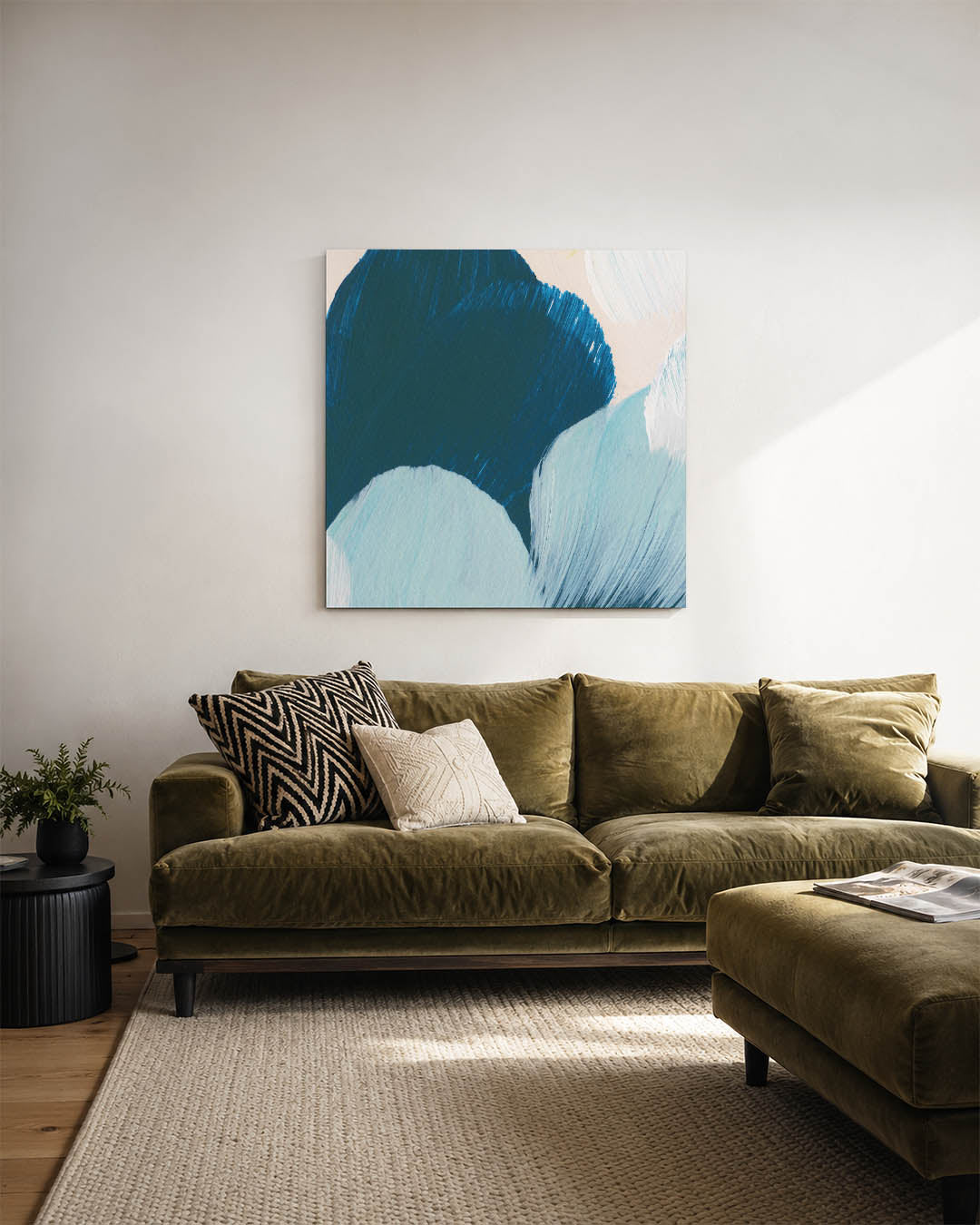 Vloeiende kleurencompositie kunstwerk – sfeerbeeld – dit kunstwerk toont vloeiende penseelstreken in blauw en wit, met