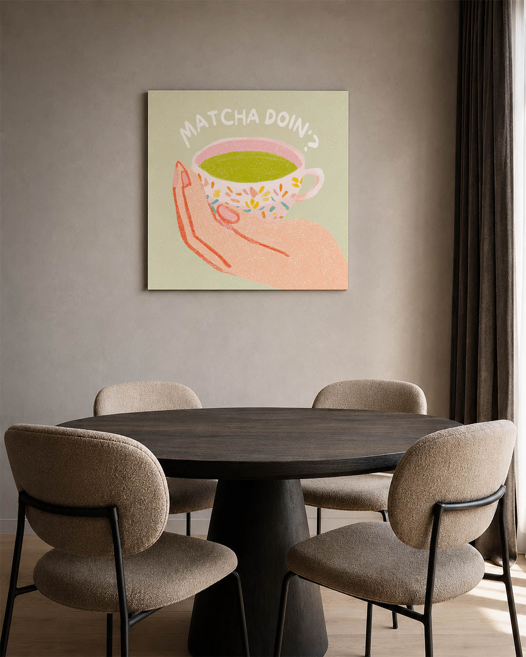 Vrolijke theekop illustratie kunstwerk – vierkante wanddecoratie – een hand houdt een kleurrijke kop met groene drank vast.
