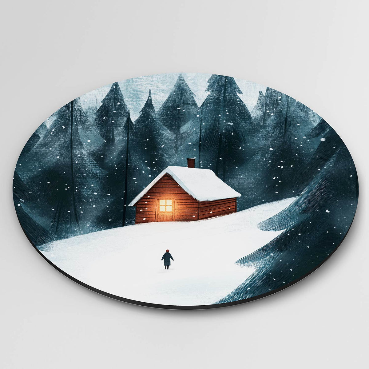 Sneeuwlandschap met huisje Muurcirkel – detailweergave – Een houten huisje met verlichte ramen staat in een besneeuwd bos met
