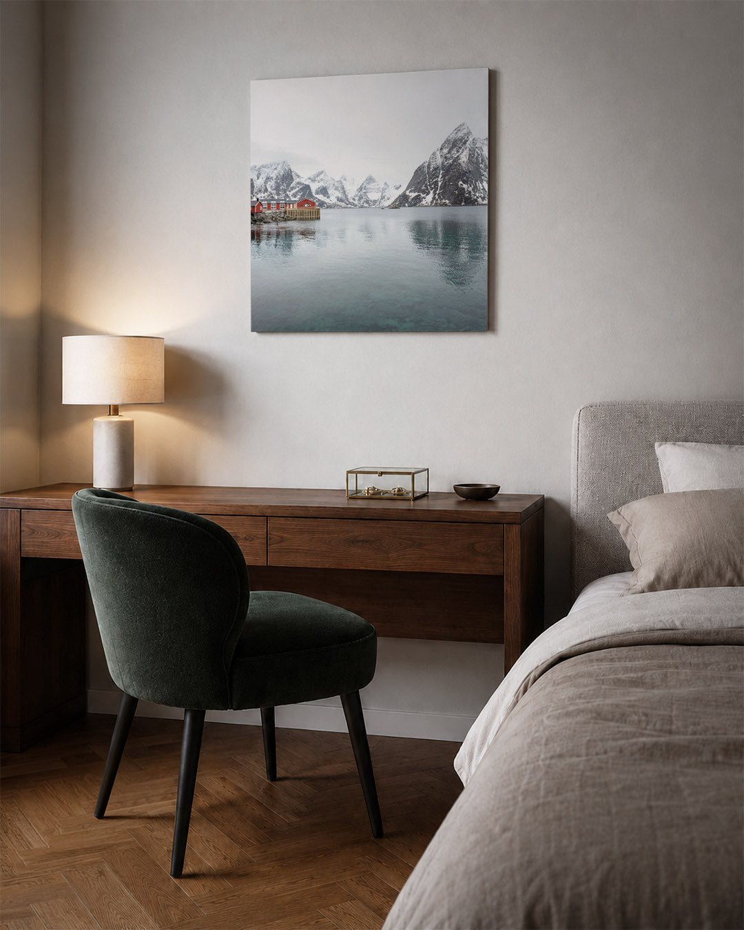 Berglandschap met rode huisjes kunstwerk – sfeerbeeld – deze kunstwerk toont een serene waterpartij met reflecties van