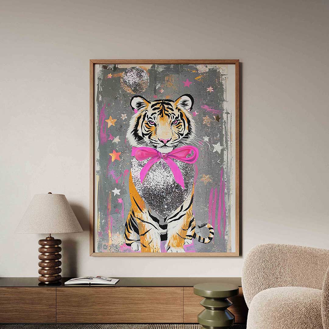 Tijger met roze strik – dieren poster in staand formaat