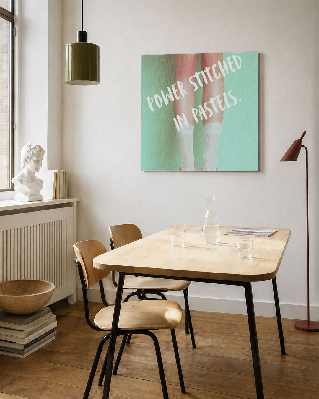 Pastel elegantie kunstwerk – vierkante wanddecoratie – dit kunstwerk toont benen in pastelkleurige kousen tegen een
