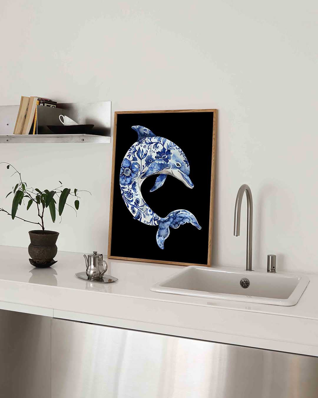 Dolfijn met bloemen – blauw-witte poster in staand formaat