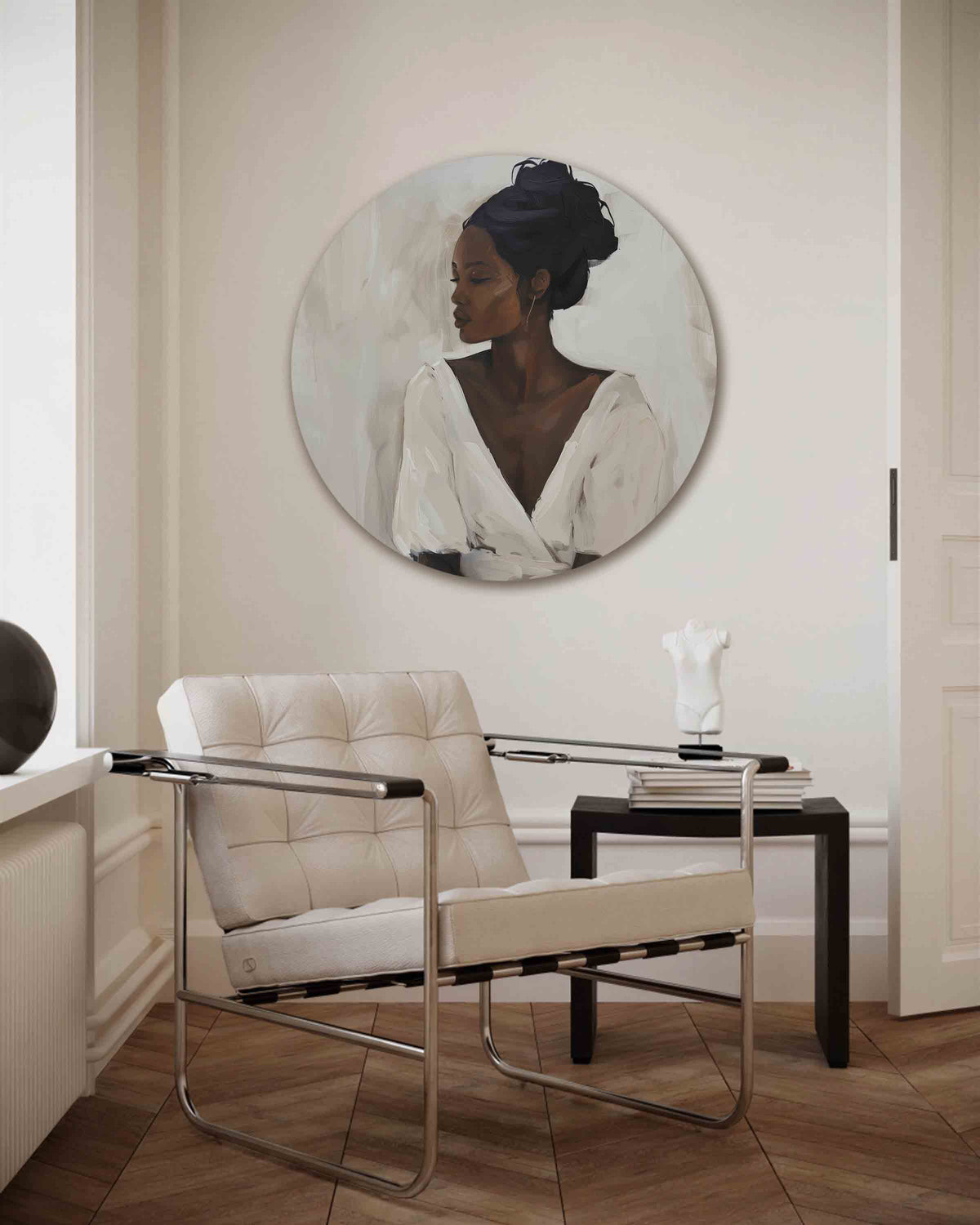 Vrouw in witte jurk – kleurrijke muurcirkel als ronde wanddecoratie
