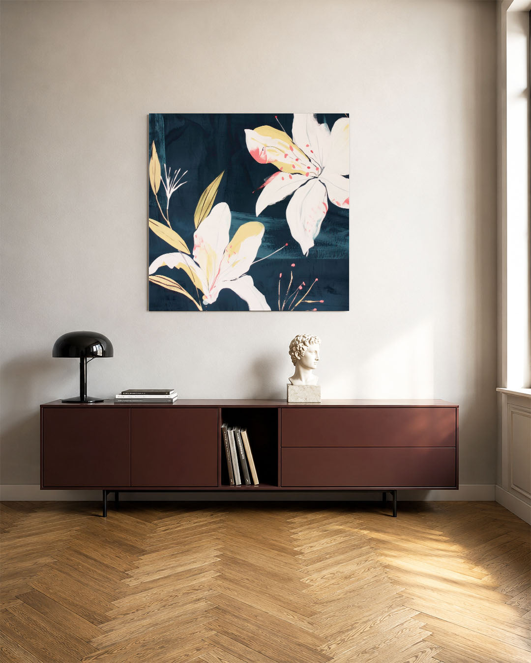 Bloemmotief op donkerblauw kunstwerk – tweede productweergave – dit werk toont delicate witte bloemen met gele accenten op