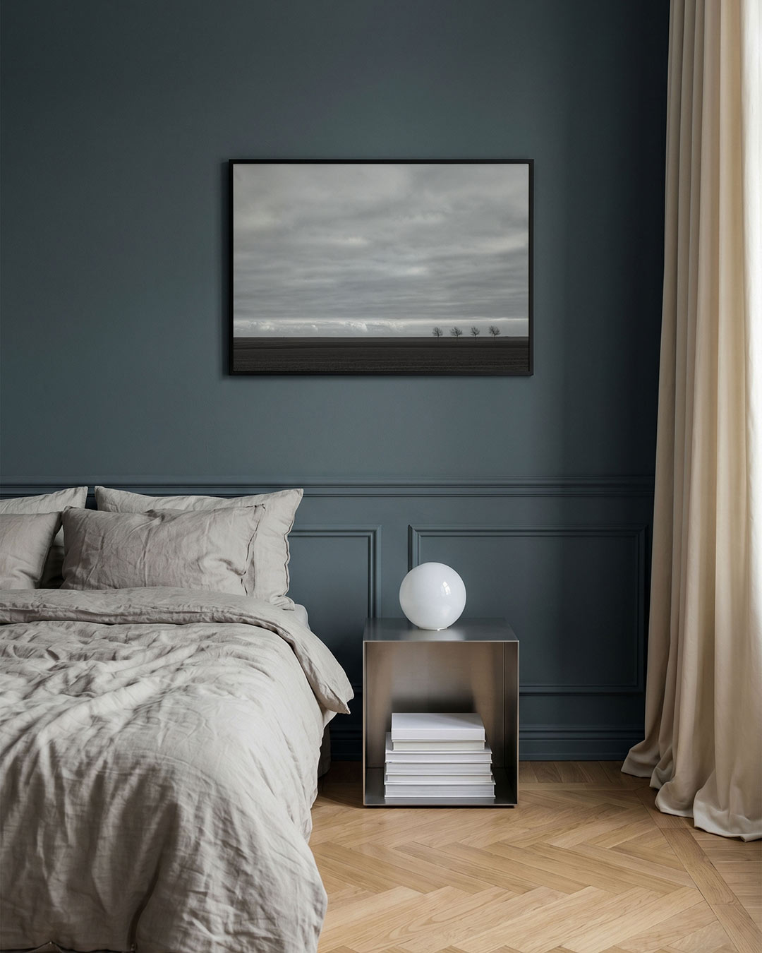 Landschap poster – detailweergave – een compositie met een uitgestrekte horizon en vier kale bomen onder een bewolkte lucht.