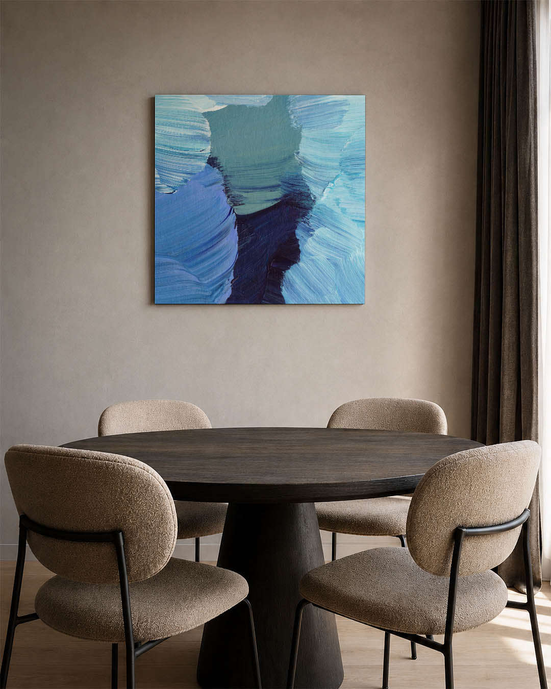 Dynamische blauwtinten kunstwerk – derde productweergave – dit kunstwerk toont een levendige compositie van blauwe en groene