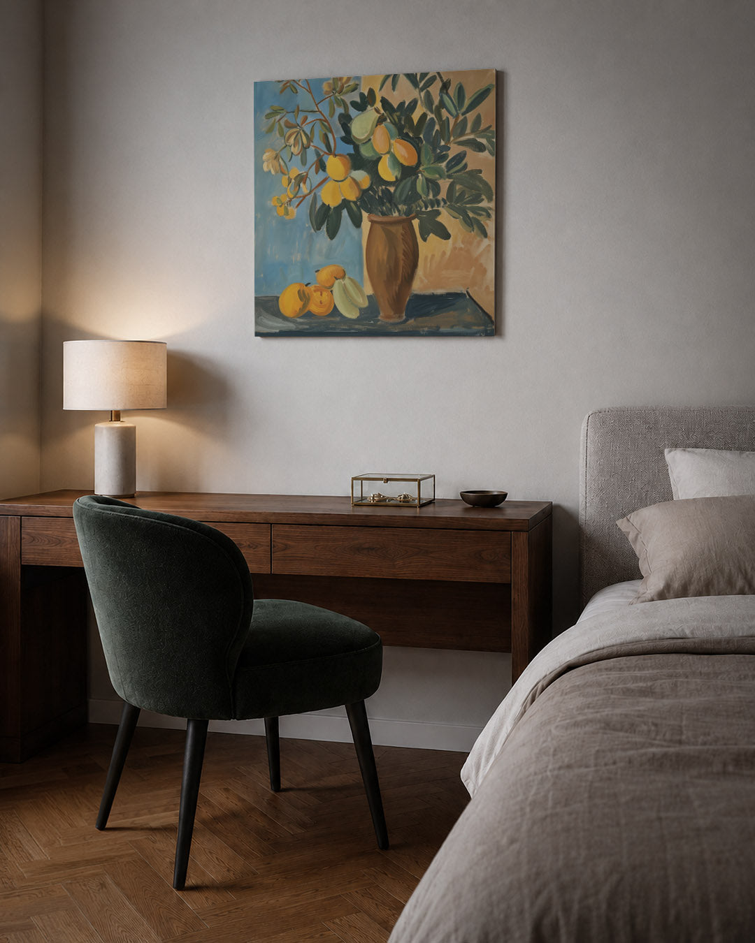 Fruit en bladeren kunstwerk – sfeerbeeld – dit kunstwerk toont een vaas met groene bladeren en geel fruit tegen een blauwe en
