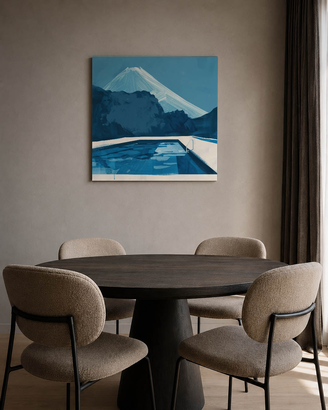 Blauwe berglandschap kunstwerk – tweede productweergave – dit werk toont een serene berg met een zwembad op de voorgrond. De