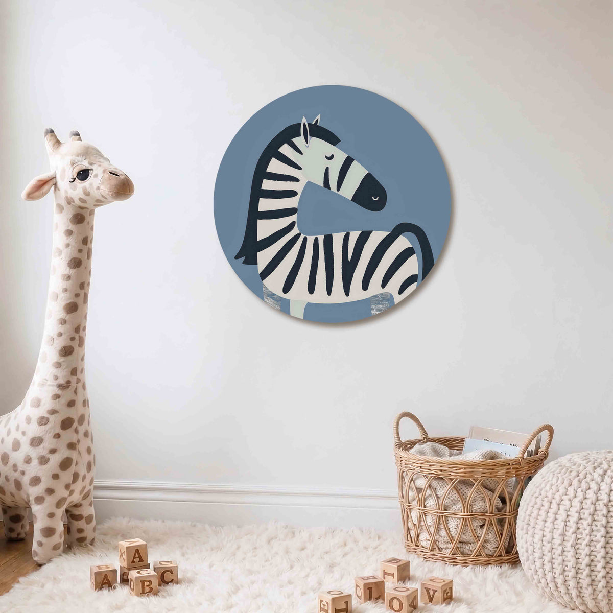 Zebra op blauwe achtergrond Muurcirkel – Een zebra met zwarte en witte strepen staat op een blauwe achtergrond.