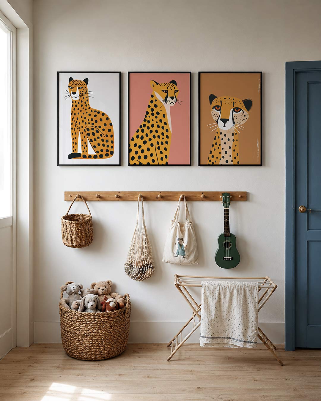 Vorm en vlekken posterset – detailweergave – een speelse cheetah met levendige oranje ogen en zwarte