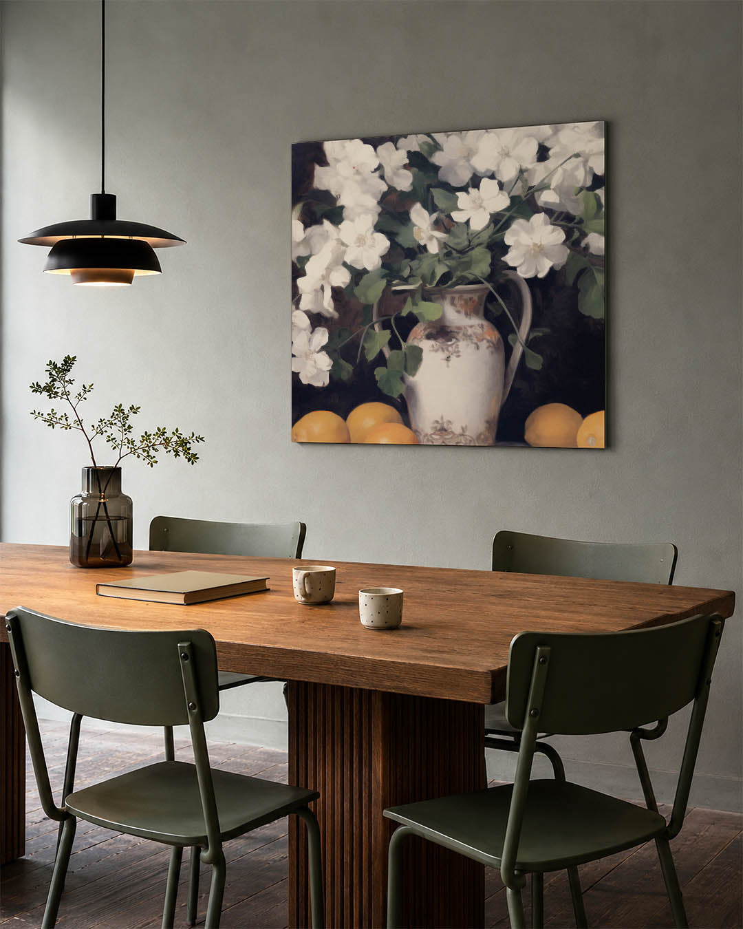 Bloemen en citrus kunstwerk – tweede productweergave – dit kunstwerk toont een vaas met witte bloemen en groene bladeren