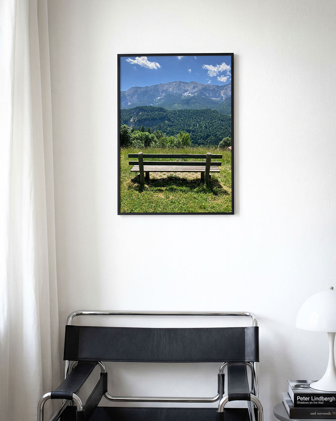Berglandschap poster – derde productweergave – een houten bankje staat op een groene heuvel met uitzicht op een berglandschap