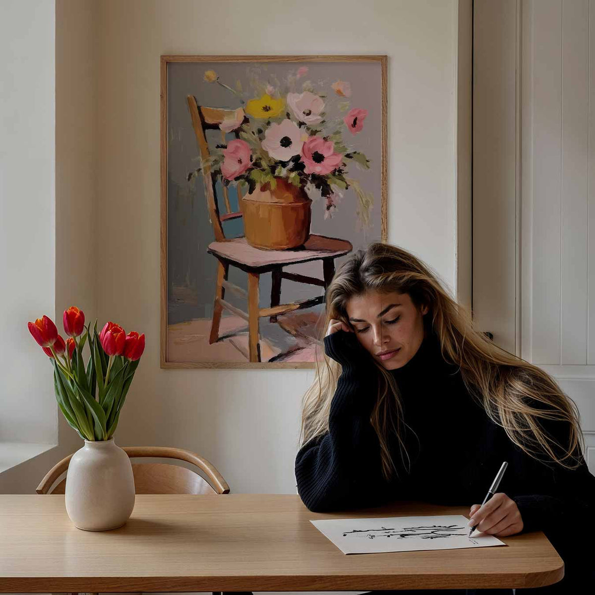 Bloemenvaas op Houten Stoel – bloemen poster als moderne staande wanddecoratie