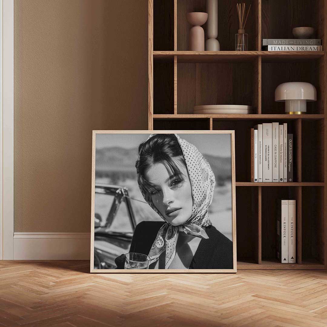 Vrouw met sjaal – kleurrijke Pop Art poster in vierkant formaat