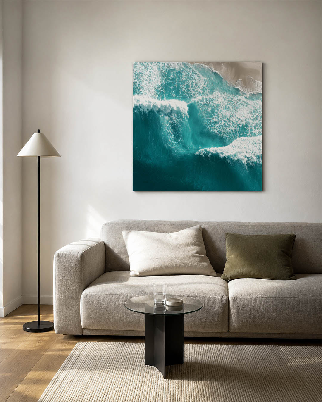 Dynamische zee kunstwerk – detailweergave – dit werk toont krachtige golven die breken op het strand, met schuimend water en