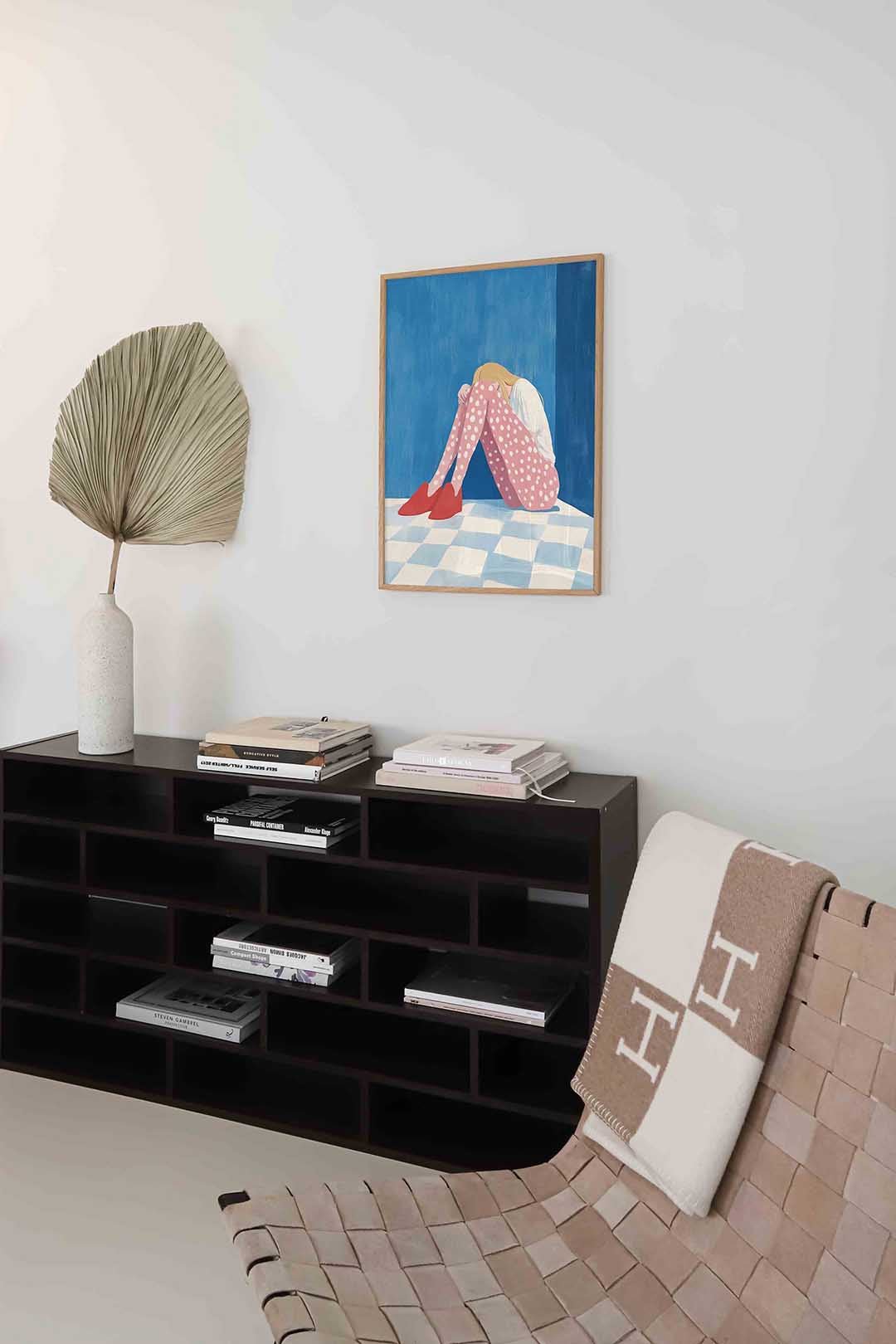 Zittende figuur met stippen – staande moderne wanddecoratie van WallArtistic