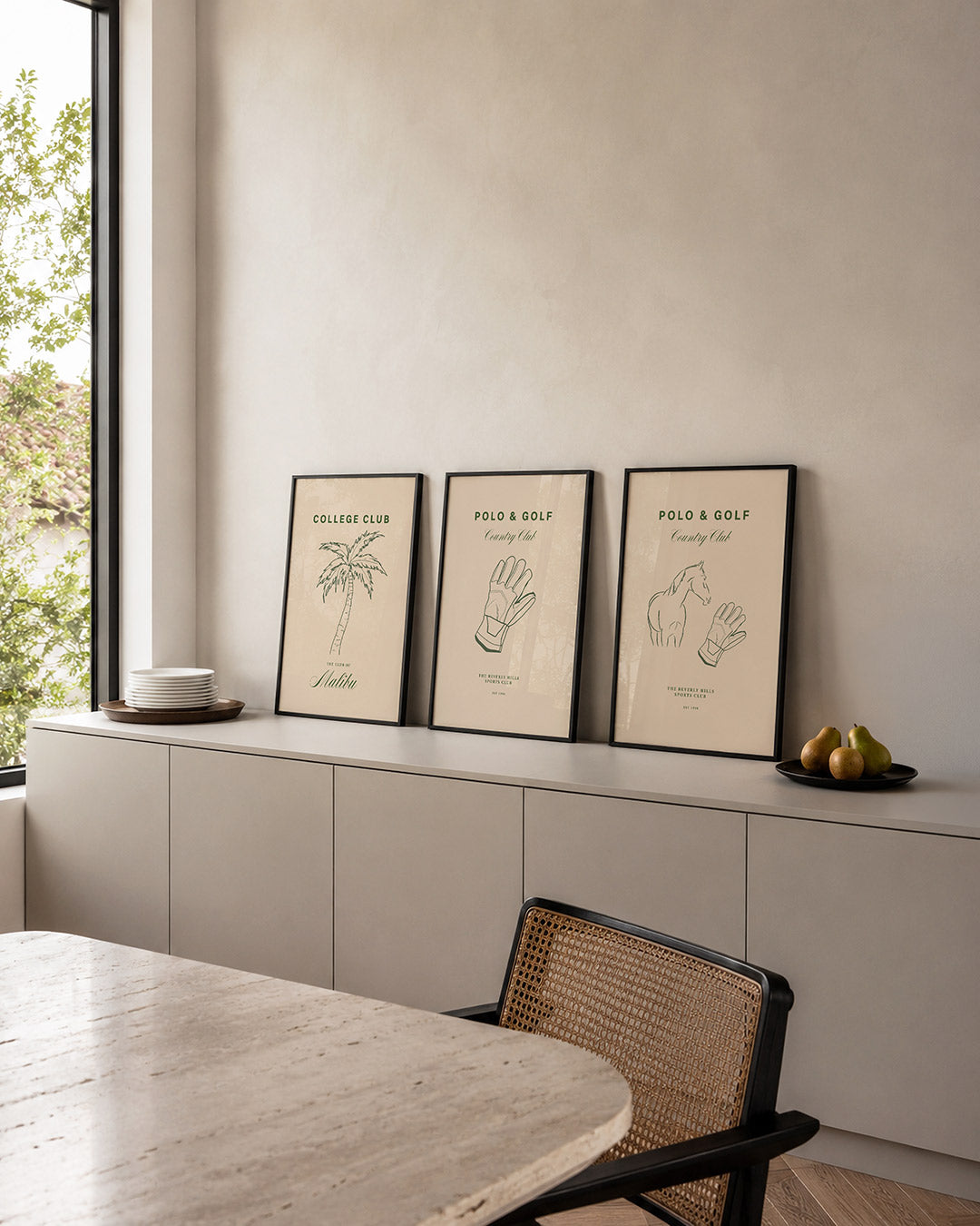 Palm en tekst – een palmboom in groene lijnen op een beige achtergrond – weergave 4
