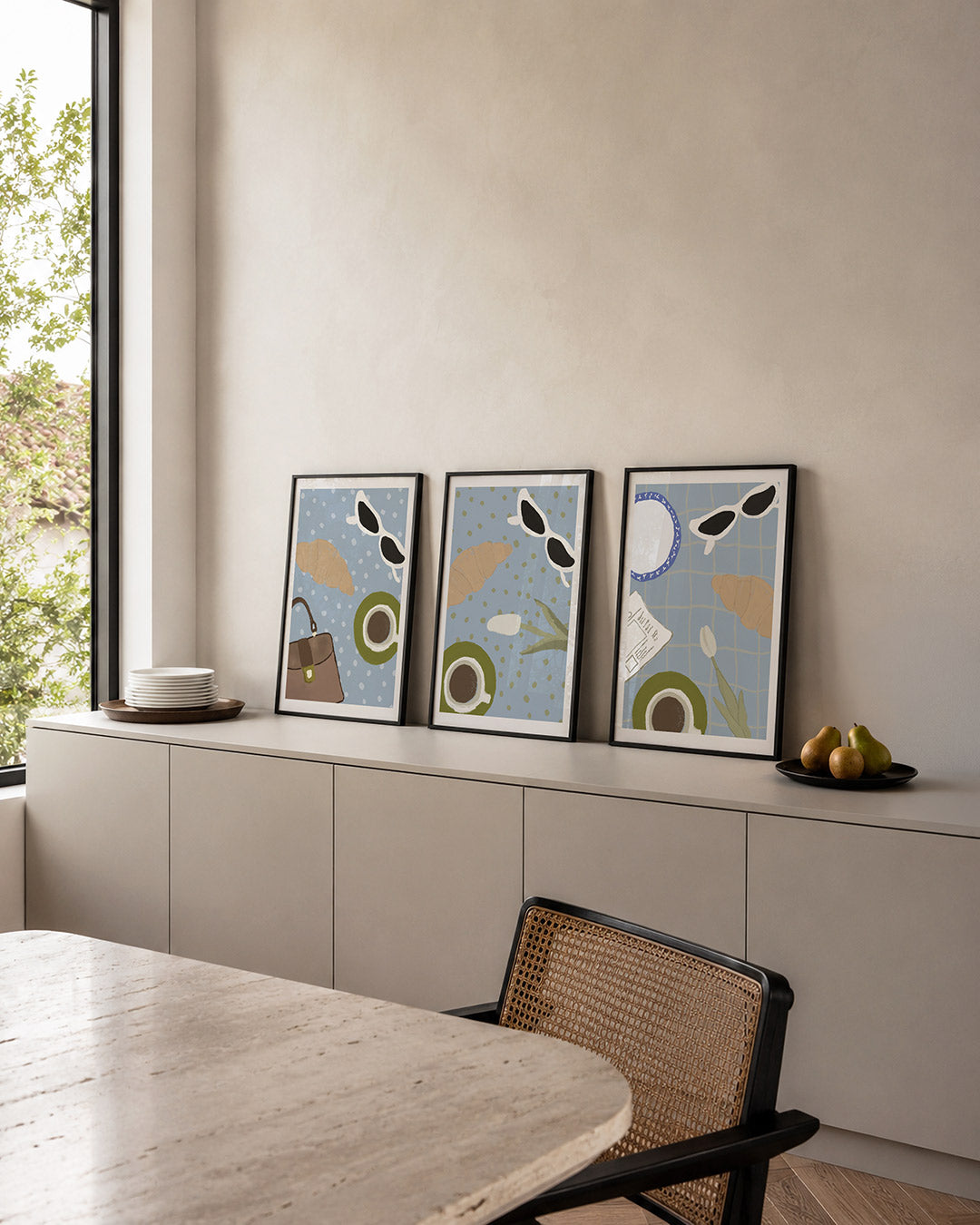 Ontbijt en accessoires posterset – detailweergave – een luchtige compositie met een croissant, zonnebril, tas en kop