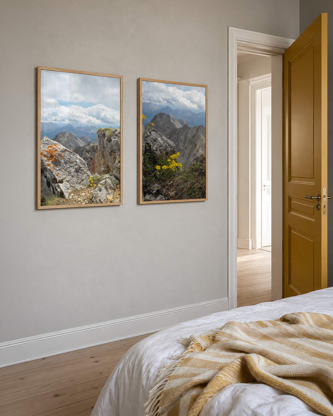 Rots en lucht posterset – detailweergave – een indrukwekkend landschap met ruige rotsen, bedekt met oranje mos en gele