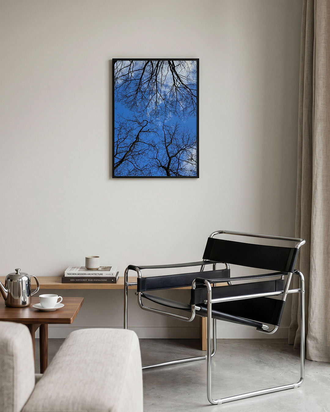 Boomtakken tegen lucht poster – tweede productweergave – deze poster toont een netwerk van donkere boomtakken tegen een