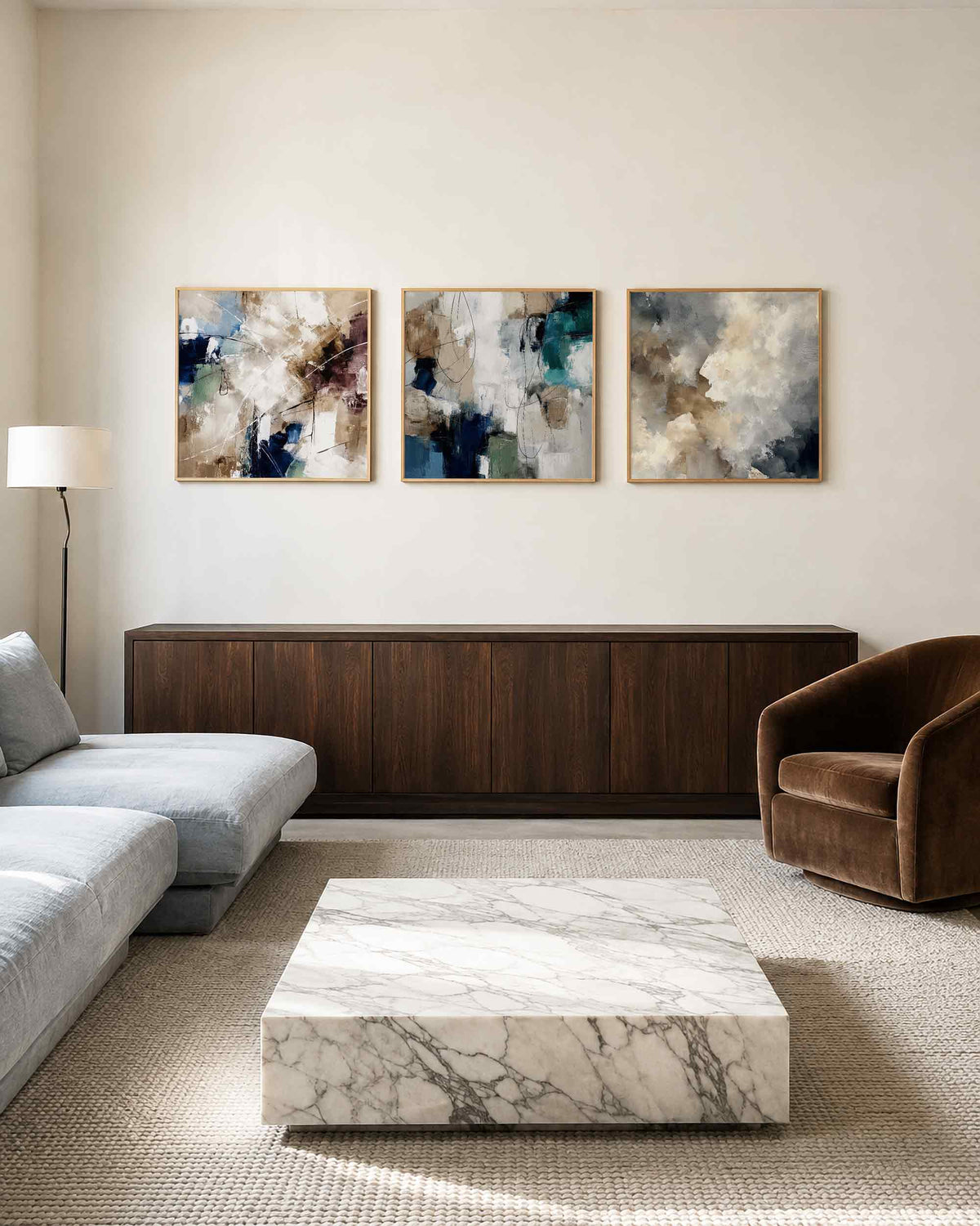 Interieurpresentatie van een driedelige vierkante posterset met abstracte kleurencompositie