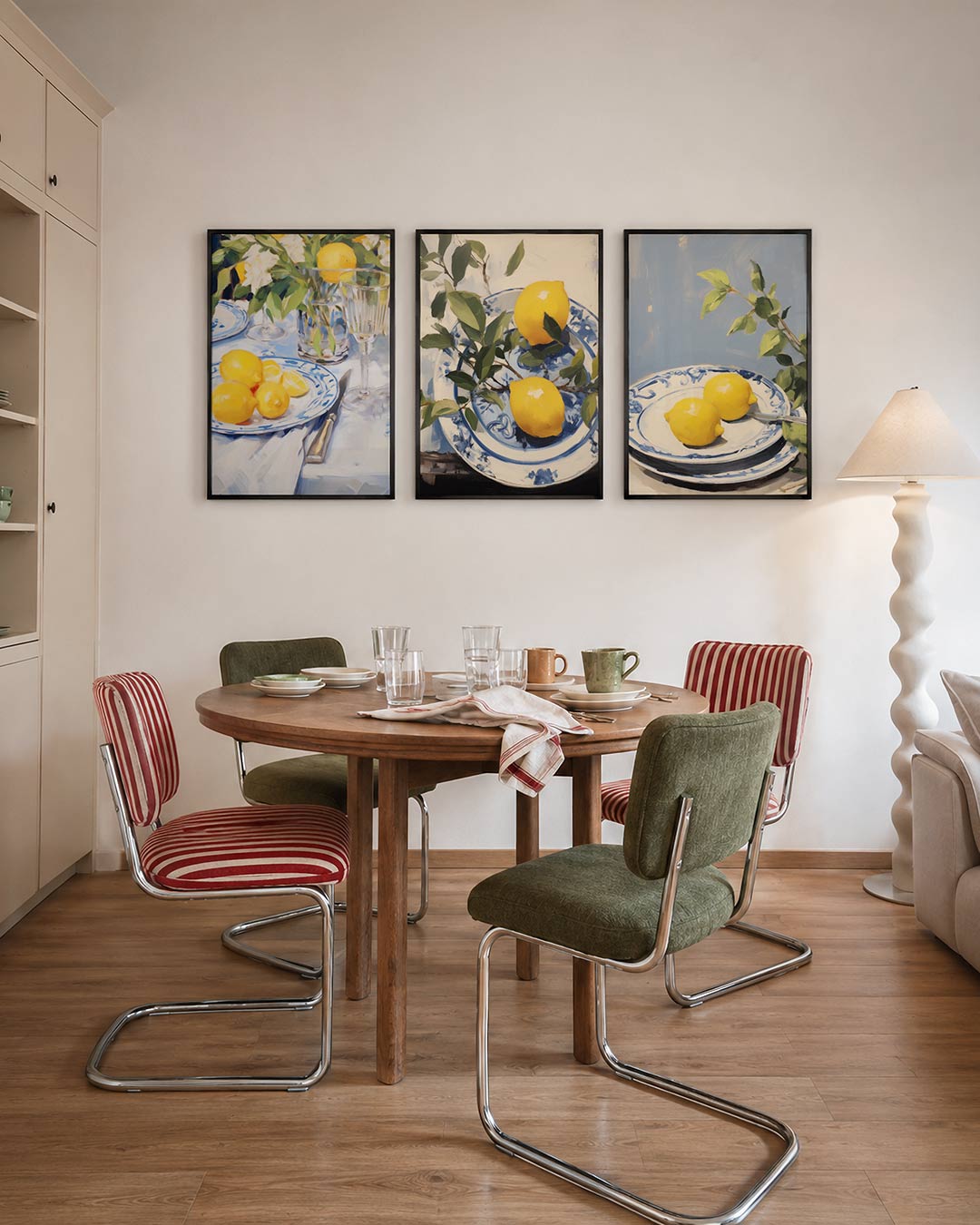 Citroen en glas driedelige posterset – heldere gele citroenen op een blauw-wit bord, omringd door