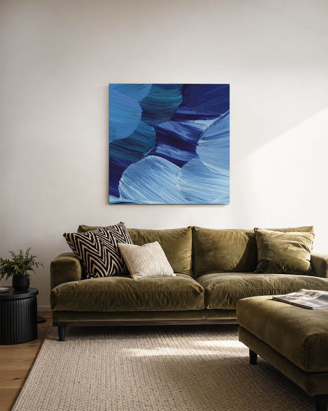 Dynamische blauwe borstels kunstwerk – sfeerbeeld – dit kunstwerk toont een levendige compositie van blauwe penseelstreken.