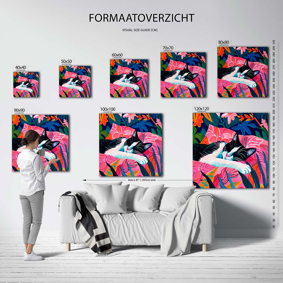 Dromerige kat kunstwerk – sfeerbeeld – dit kunstwerk toont een ontspannen kat te midden van levendige bladeren en bloemen. De