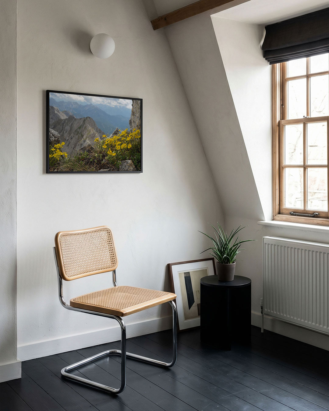 Berglandschap met bloemen poster – tweede productweergave – deze poster toont een berglandschap met gele bloemen op de