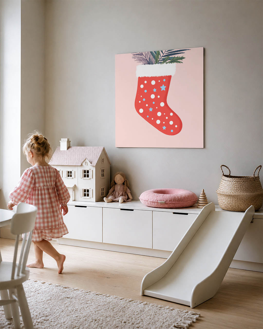 Vrolijke kerstsok kunstwerk – tweede productweergave – dit toont een rode kerstsok met witte stippen en blauwe sterren