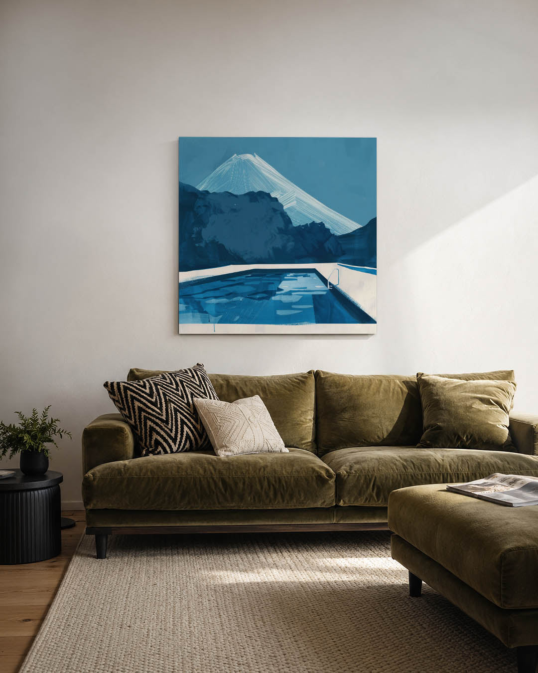 Blauwe berglandschap kunstwerk – derde productweergave – dit werk toont een serene berg met een zwembad op de voorgrond. De