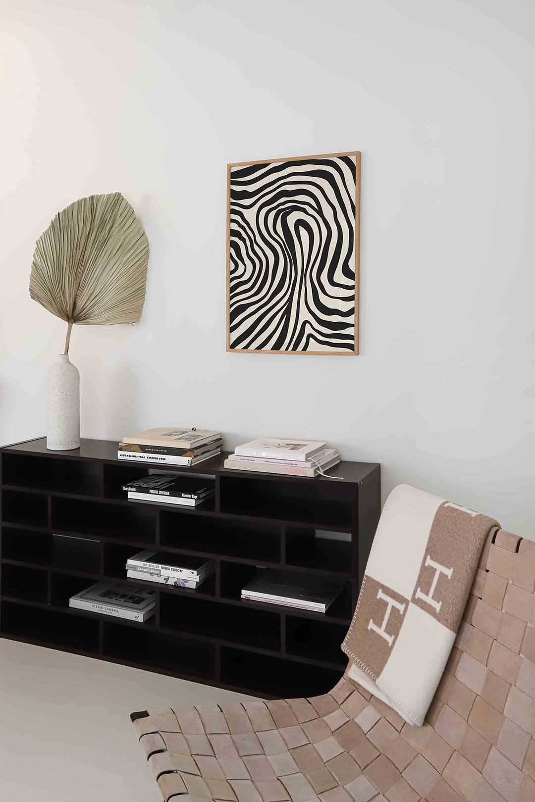 Zwart wit golvende lijnen – staande zachte abstracte wanddecoratie van WallArtistic