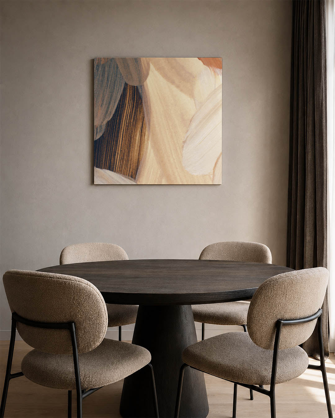 Organische borstels kunstwerk – derde productweergave – dit werk toont vloeiende penseelstreken in beige, blauw en bruin. De