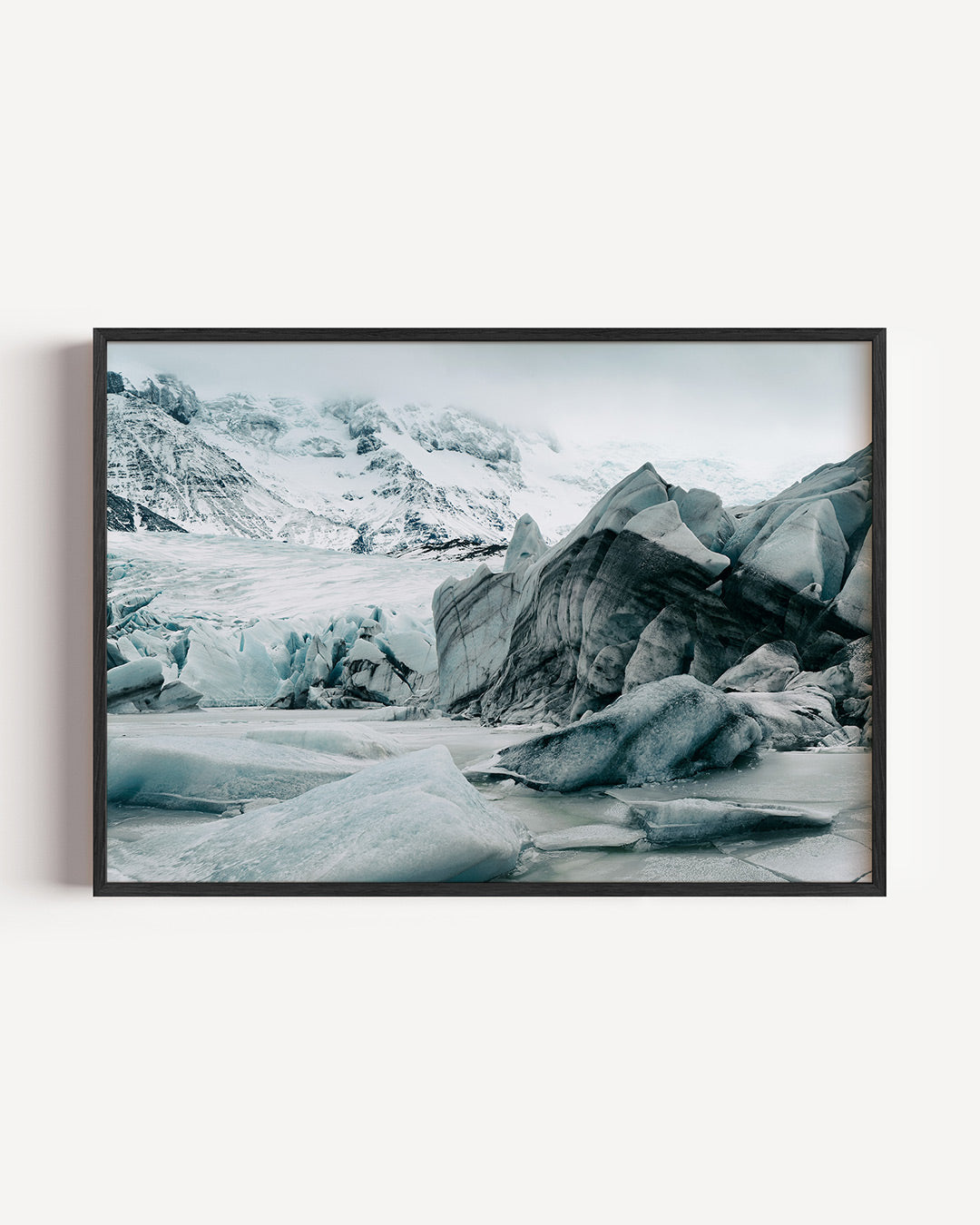 Ijslandschap met gletsjer poster – liggende wanddecoratie – een indrukwekkend ijslandschap met scherpe, grillige vormen en