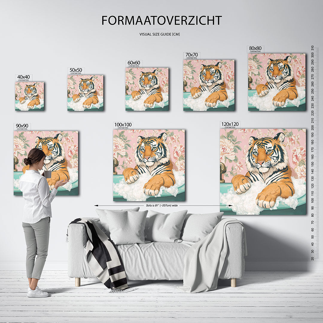 Tijger in bad kunstwerk – dit kunstwerk toont een tijger ontspannen in een badkuip, omringd door bloemen op een roze