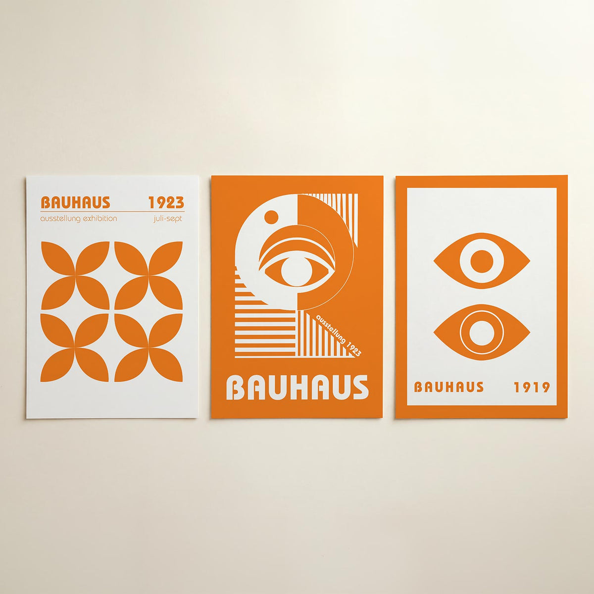 Oranje bloemvormen posterset – detailweergave – deze posterset in drie delen toont een ritmisch patroon van oranje