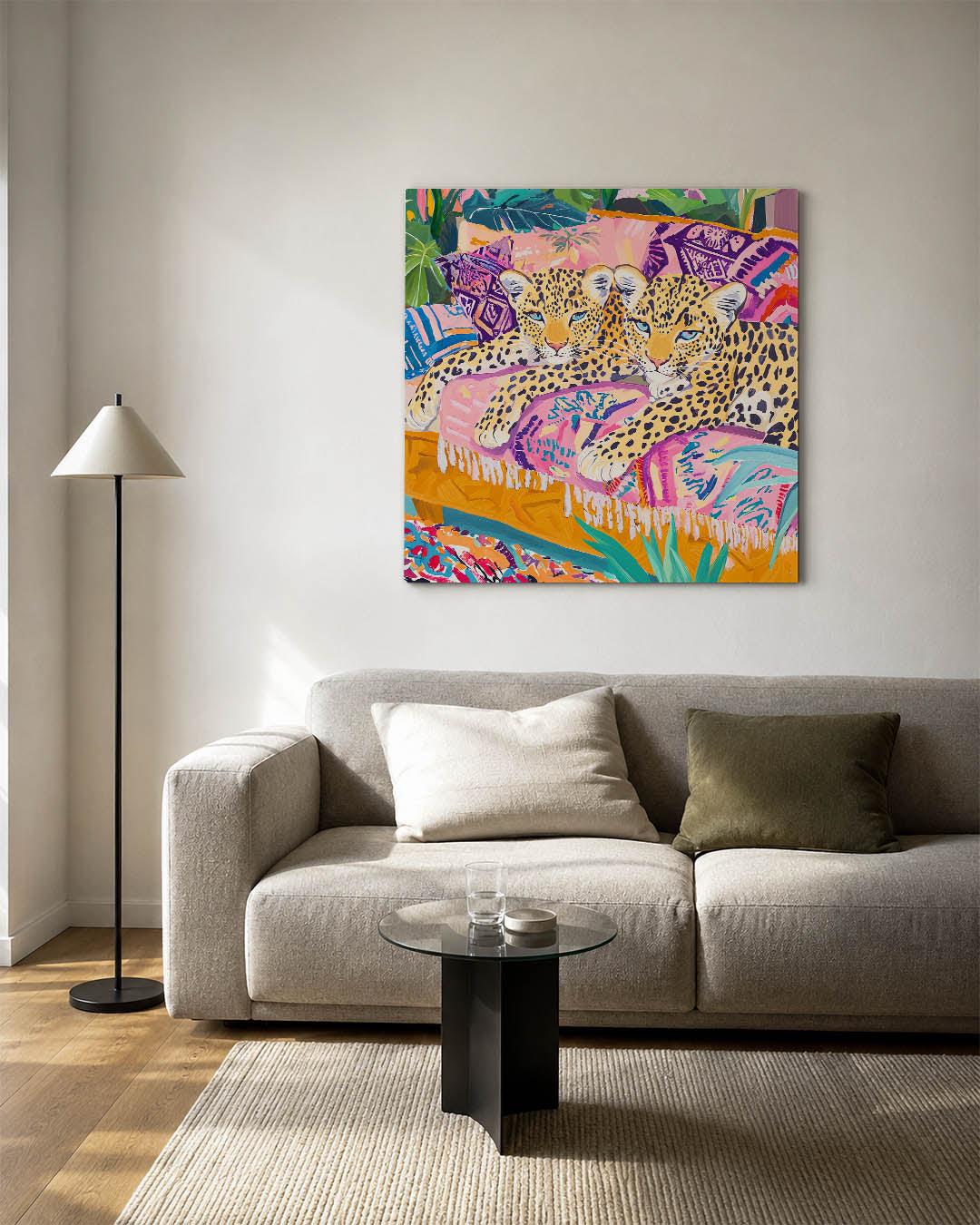 Levendige luipaarden kunstwerk – detailweergave – dit werk toont twee luipaarden liggend op kleurrijke kussens, omringd door