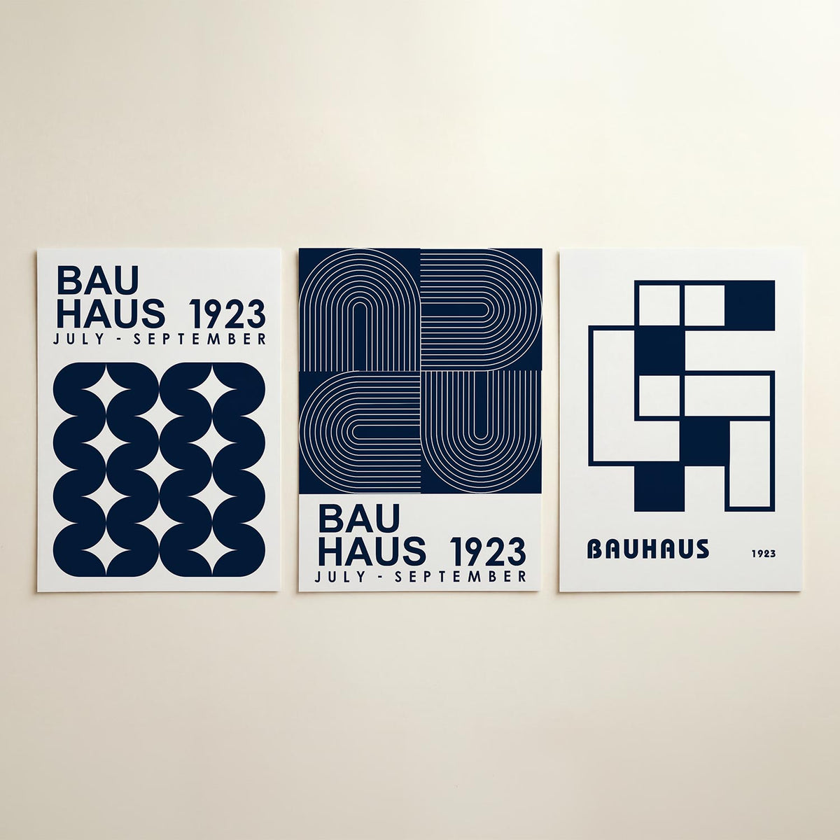 Vorm en balans posterset – detailweergave – donkerblauwe halve cirkels vormen een ritmisch patroon op een witte achtergrond.