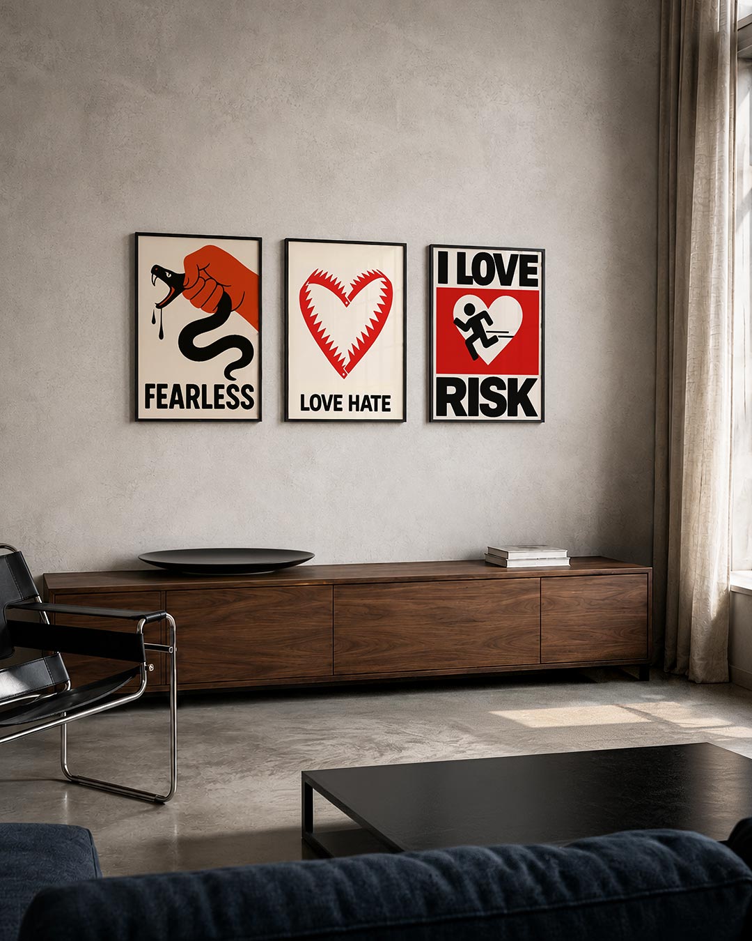 Kracht en beheersing posterset – tweede productweergave – een krachtige hand in oranje grijpt een zwarte slang, met