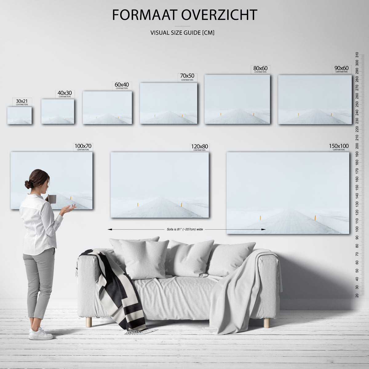 Sneeuwweg poster – sfeerbeeld – een eindeloze weg in een besneeuwd landschap, omgeven door een mistige witte lucht. De gele
