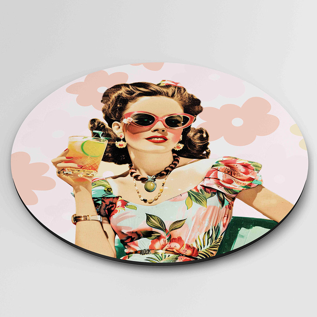 Vrouw met cocktail – Pop Art wandkunst als moderne muurcirkel