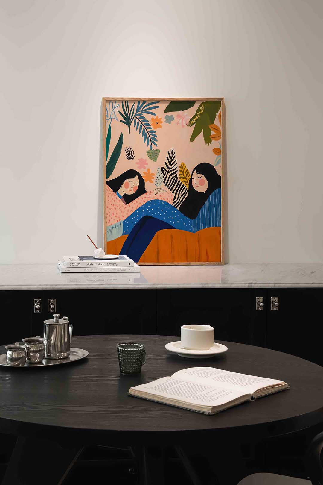 Twee figuren met bladeren – moderne poster in staand formaat