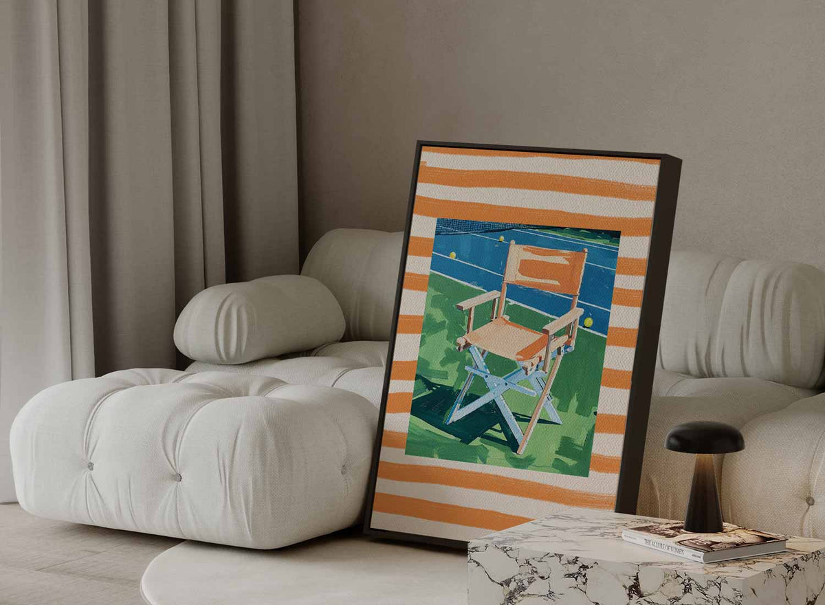 Zomerse Stoel op de Tennisbaan – dibond kunstwerk als wanddecoratie