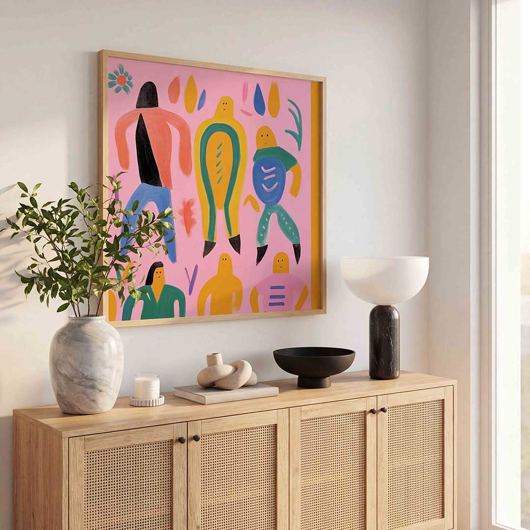 Vrolijke figuren op roze – kleurrijke poster in vierkant formaat