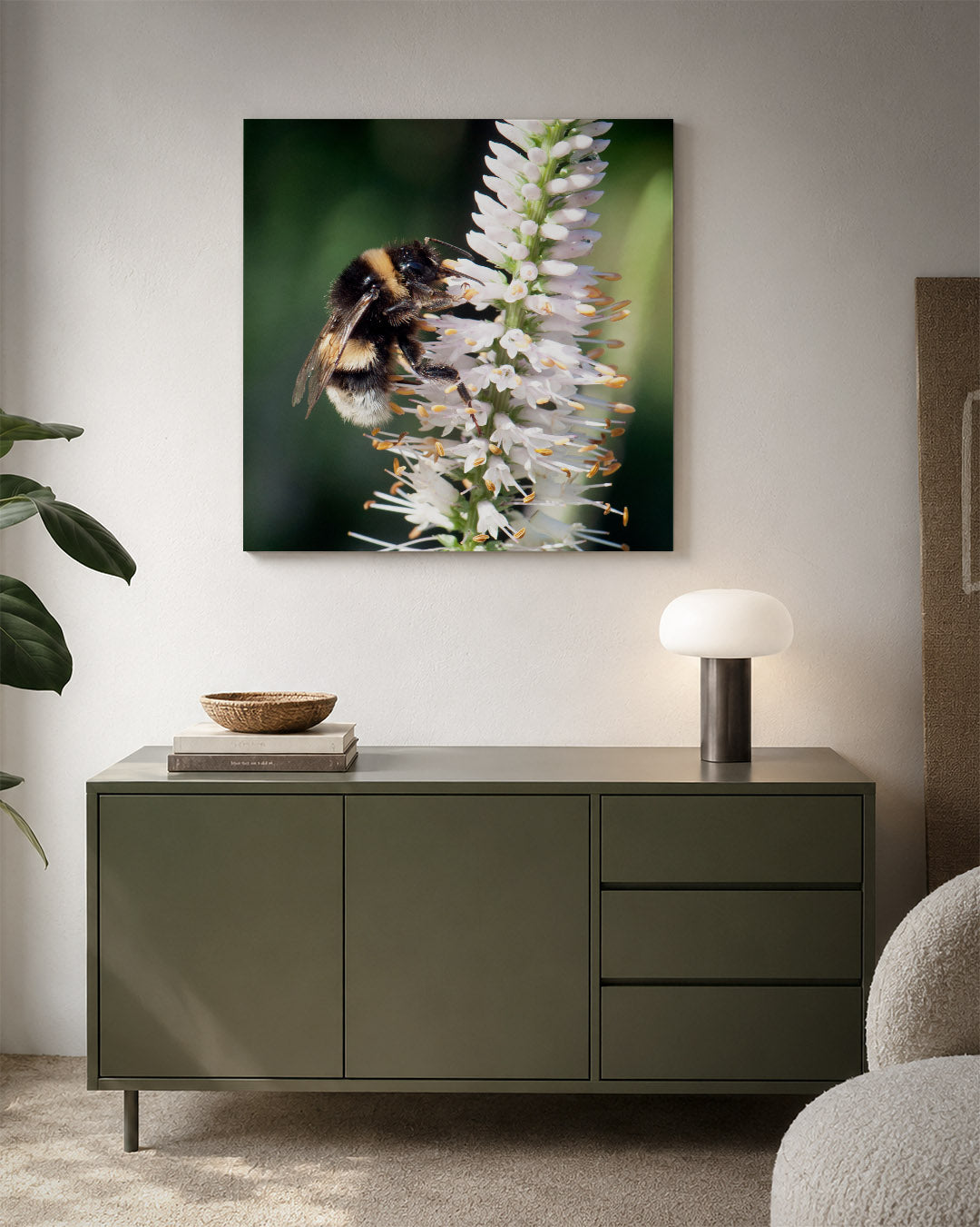Bij op bloem kunstwerk – detailweergave – een gedetailleerde close-up van een bij op een witte bloem, omringd door groene