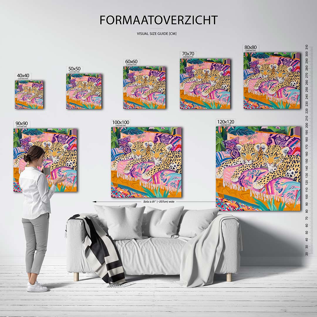 Levendige luipaarden kunstwerk – dit werk toont twee luipaarden liggend op kleurrijke kussens, omringd door levendige